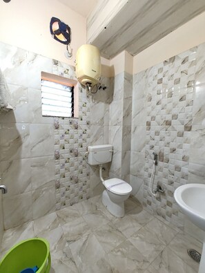 Chambre Double Deluxe, vue ville | Salle de bain | Douche, douche à « effet pluie », articles de toilette gratuits