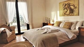 4 bedrooms, desk, iron/ironing board, free WiFi