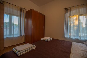 3 bedrooms, travel cot, free WiFi, bed sheets - Steinhaus Punta Fuer 10 Personen-im Ortszentrum (Starigrad Paklenica)
