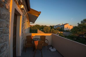 Outdoor dining - Steinhaus Punta Fuer 10 Personen-im Ortszentrum (Starigrad Paklenica)