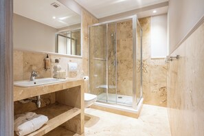 Deluxe Studio Suite | Bathroom | Shower, free toiletries, hair dryer, towels