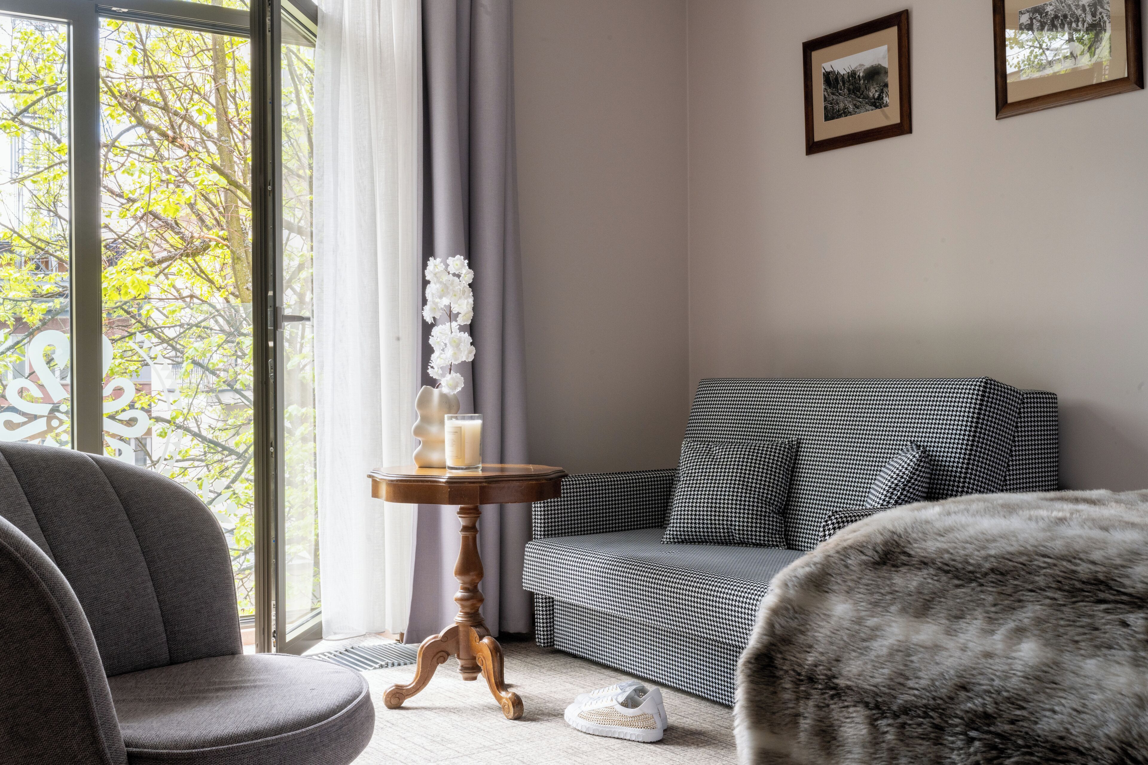 Sistema de insonorización, tabla de planchar con plancha y wifi gratis 