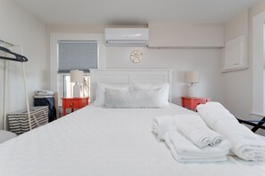 1 habitación, escritorio, tabla de planchar con plancha y cuna de viaje 