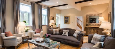 Smart TV, fireplace, DVD player, table tennis