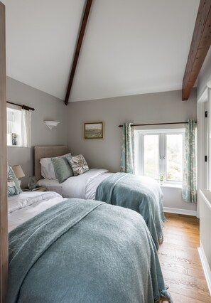 4 bedrooms, desk, iron/ironing board, travel cot