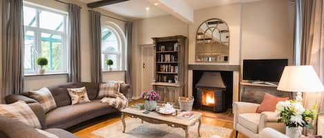 Smart TV, fireplace, DVD player, table tennis