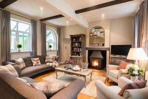 Smart TV, fireplace, DVD player, ping pong - Luxury New Forest Cottage. 4 bedrooms. 10 mins to beach. (Christchurch)