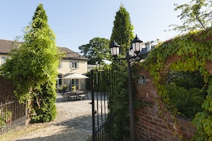 Terrace/patio - Luxury New Forest Cottage. 4 bedrooms. 10 mins to beach. (Christchurch)