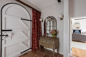 Interior - Luxury New Forest Cottage. 4 bedrooms. 10 mins to beach. (Christchurch)