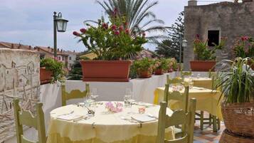 Se sirven desayunos, comidas, cenas y cocina local e internacional