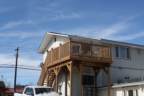 Beautiful 3 Bdrm Upper Unit on 1.5 acres - Steps to Beach
