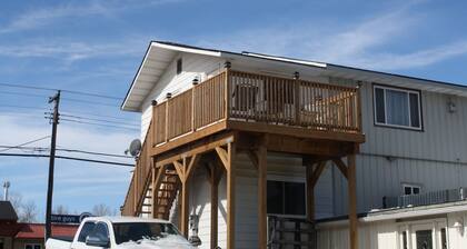 Beautiful 3 Bdrm Upper Unit on 1.5 acres - Steps to Beach