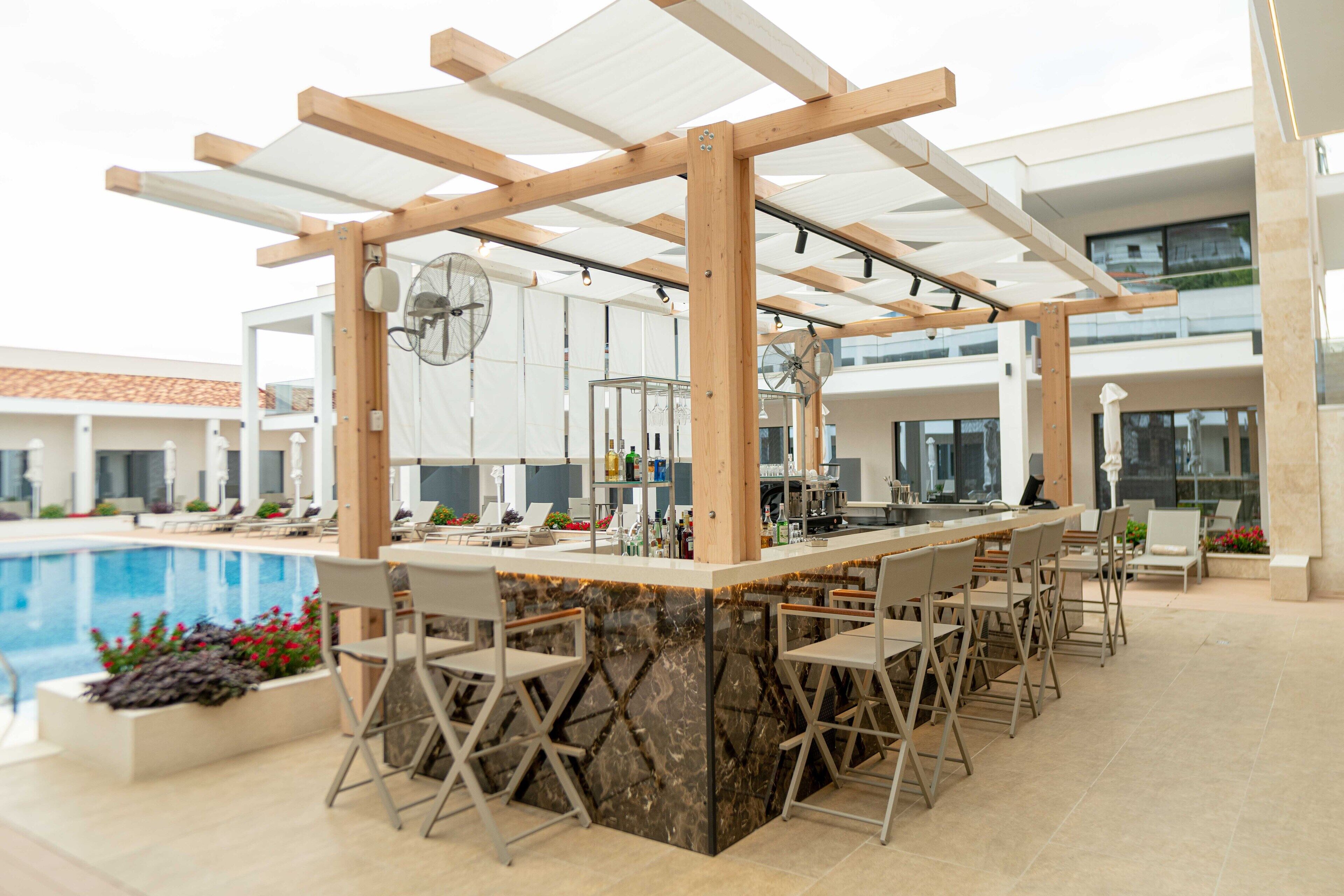 2 bars/lounges, poolside bar