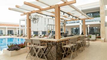 2 bars/lounges, een poolbar