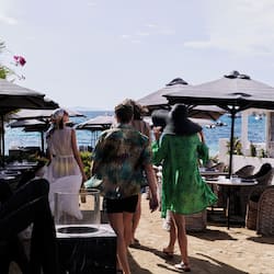 Trên bãi biển, ghế dài tắm nắng, dù trên bãi biển, khăn tắm biển