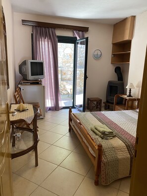 Comfort House | 2 bedrooms, premium bedding, blackout curtains, iron/ironing board - Trahila stone house (West Mani)