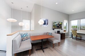 المنشأة من الداخل