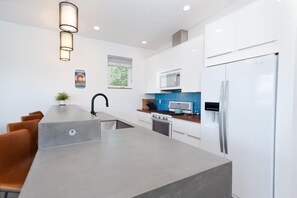 ثلاجة، ميكروويف، فرن، موقد طهي مسطح