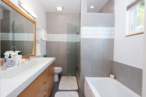 Combined shower/bathtub, hair dryer, towels