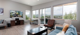 Townhome with Awesome Views - 1 Mile to Downtown - 30+ Day Stay Required