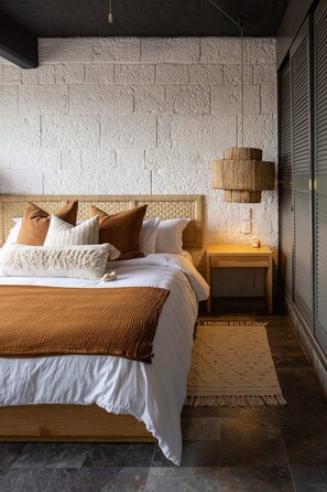 8 Schlafzimmer, Zimmersafe, Schreibtisch, Bügeleisen/Bügelbrett