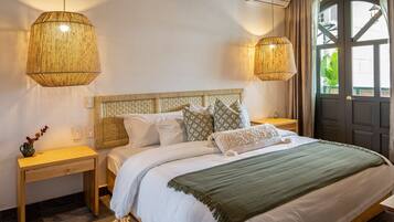 8 slaapkamers, een kluis op de kamer, een bureau