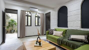 Een smart-tv, boeken, een stereo en een kantoor