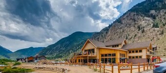 Trekker Townhome / Mountain Charm / New Floors!