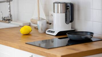 Mikrowelle, Geschirrspüler, Wasserkocher mit Kaffee-/Teezubehör