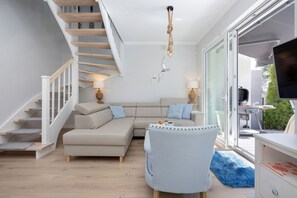 Living area - Four Seasons Apartment by Renters (Rewal)