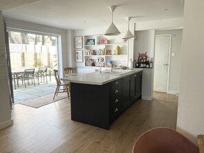 Microwave, dishwasher, coffee/tea maker, cookware/dishes/utensils - Corner House (Broadstairs)