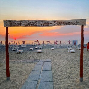 Plage à proximité, chaises longues