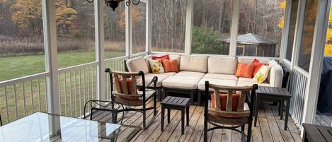 Smart-TV, Kamin, DVD-Player, Bücher