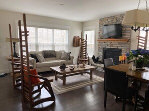 Älytelevisio, takka, DVD-soitin, kirjoja