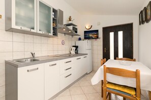 Een koelkast, een kookplaat, een koffiezetapparaat/waterkoker