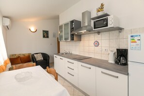 Fridge, stovetop, coffee/tea maker, highchair