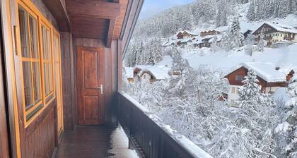 Bachlaufen Haus – Panoramische Mansardenwohnung mit 2 Schlafzimmern (50 m²)