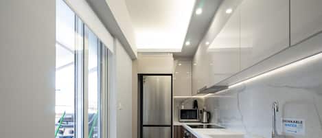 Deluxe Penthouse, 3 Bedrooms, Balcony, City View | Private kitchen | Full-sized fridge, microwave, oven, stovetop