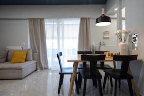 Penthouse Deluxe, 3 chambres, balcon, vue ville | Restauration dans la chambre