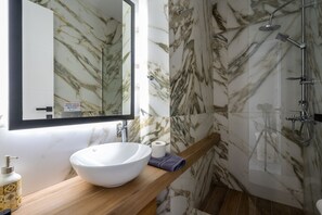 Superior Apartment, 3 Bedrooms, Balcony, City View | Bathroom | Shower, hair dryer, soap, shampoo - Trojan Affair Residence (Athens)