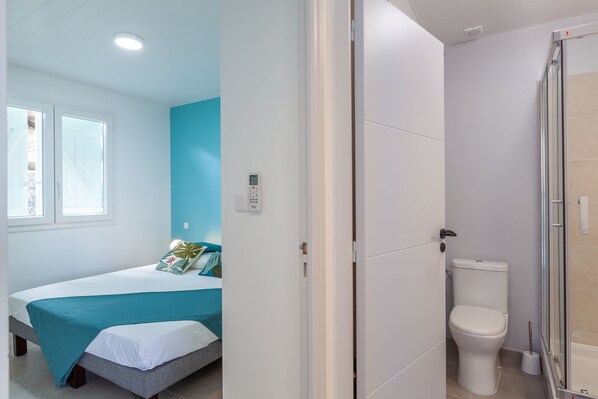 2 bedrooms, in-room safe, desk, iron/ironing board