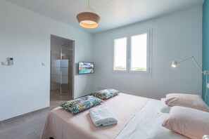 2 Schlafzimmer, Zimmersafe, Schreibtisch, Bügeleisen/Bügelbrett