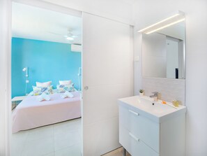 Chuveiro, secador de cabelo, toalhas de banho, sabonete