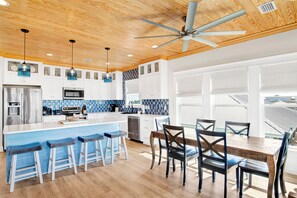 Frigorífico, microondas, horno y lavavajillas