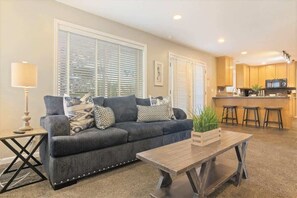 Télévision, cheminée, baby-foot, espaces bureaux