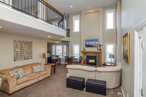 Télévision, cheminée, baby-foot, espaces bureaux