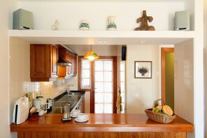 Een koelkast, een oven, een kookplaat, een koffiezetapparaat/waterkoker