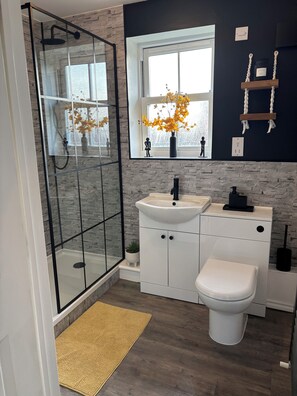 Articles de toilette gratuits, sĂšche-cheveux, serviettes fournies