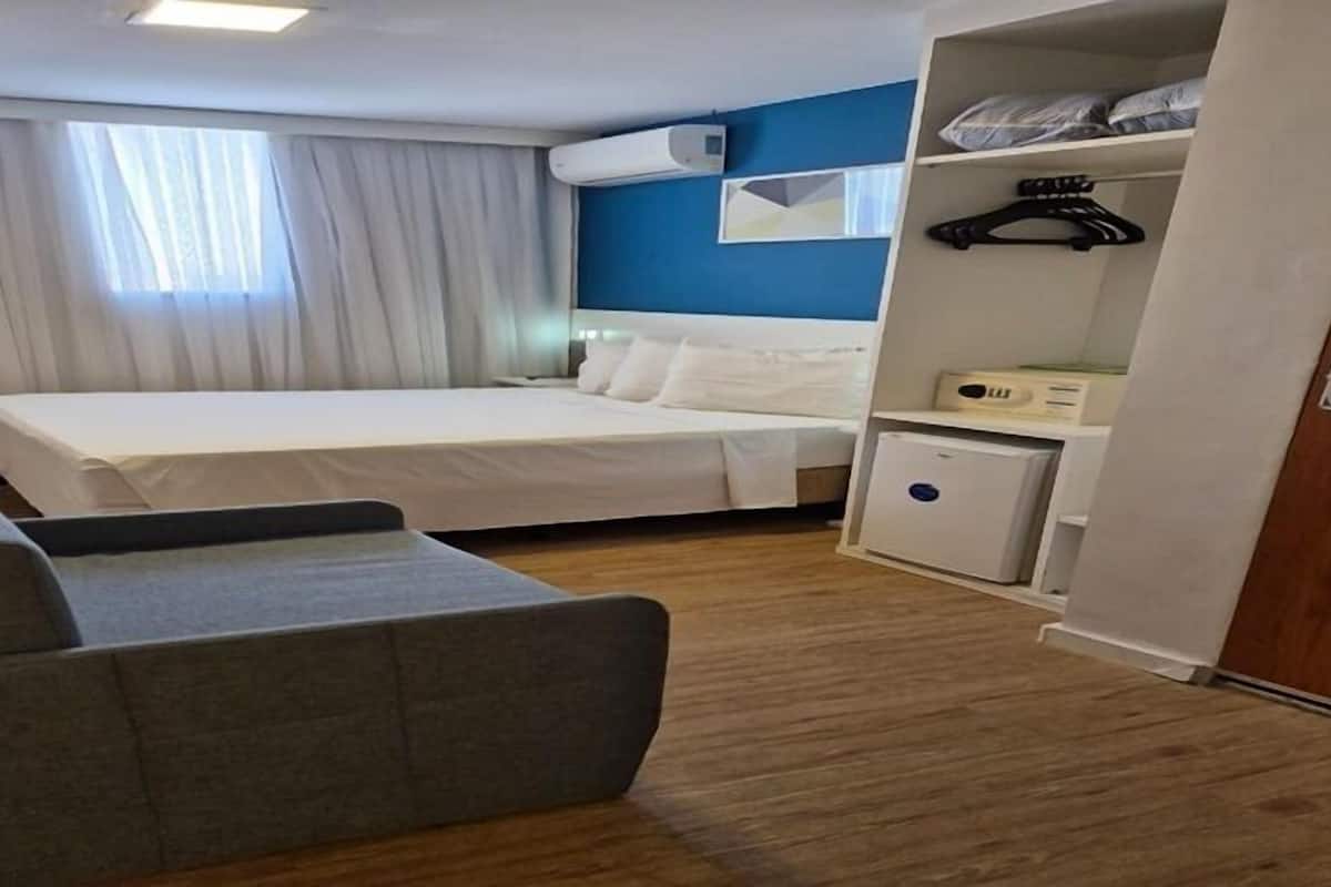 Minibar, escritorio, wifi gratis y ropa de cama