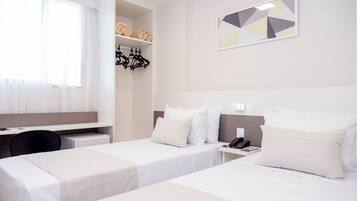 Quarto duplo standard | Frigobar, escrivaninha, Wi-Fi de cortesia, roupa de cama